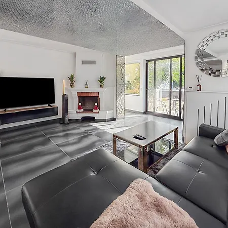 Avec Jacuzzi, Sauna&cinéma * Triel-sur-Seine