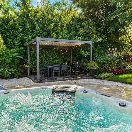 Hébergement de vacances Avec Jacuzzi, Sauna&cinéma Triel-sur-Seine