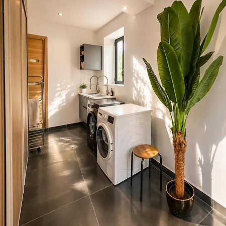 Avec Jacuzzi, Sauna&cinéma * Triel-sur-Seine