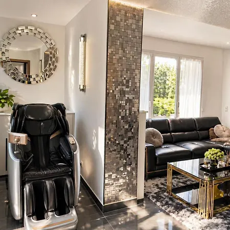 Avec Jacuzzi, Sauna&cinéma * Triel-sur-Seine